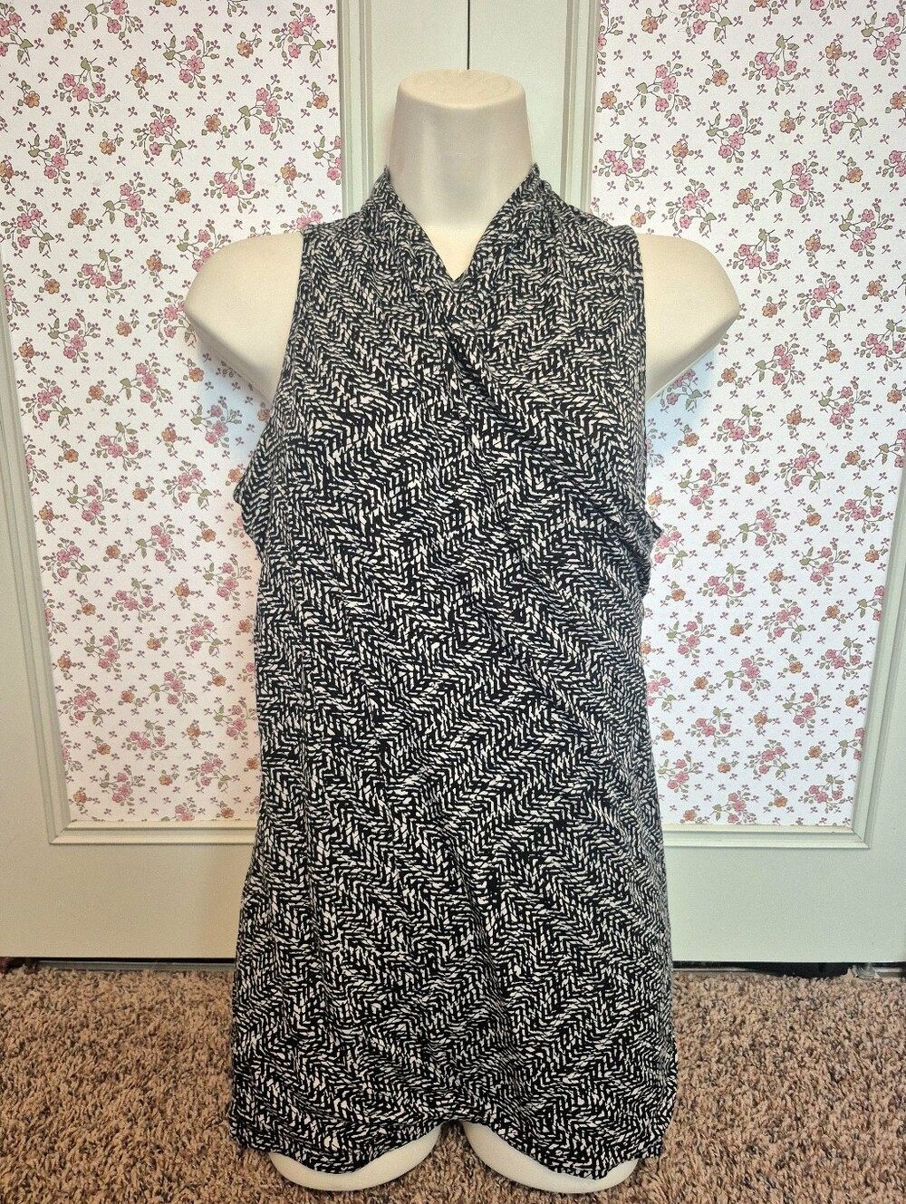 Ann Taylor Monochrome Abstract Print Sleeveless Wrap Style Top Size M
